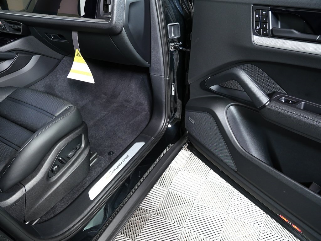 2026 Porsche Cayenne Base Image 18 of 40