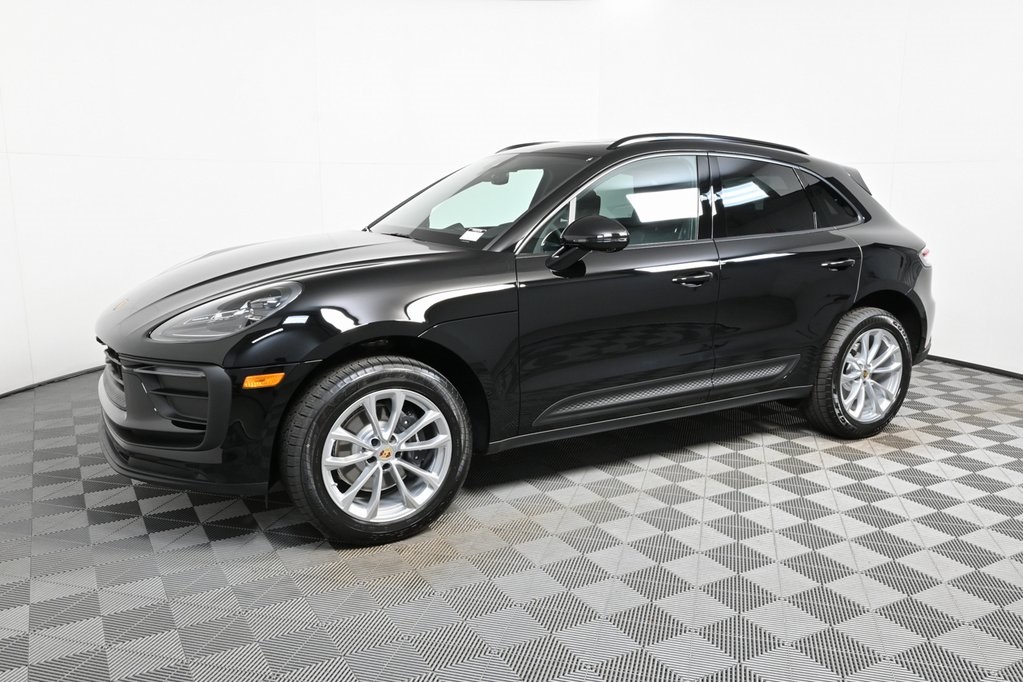 2026 Porsche Macan Base Image 2 of 36