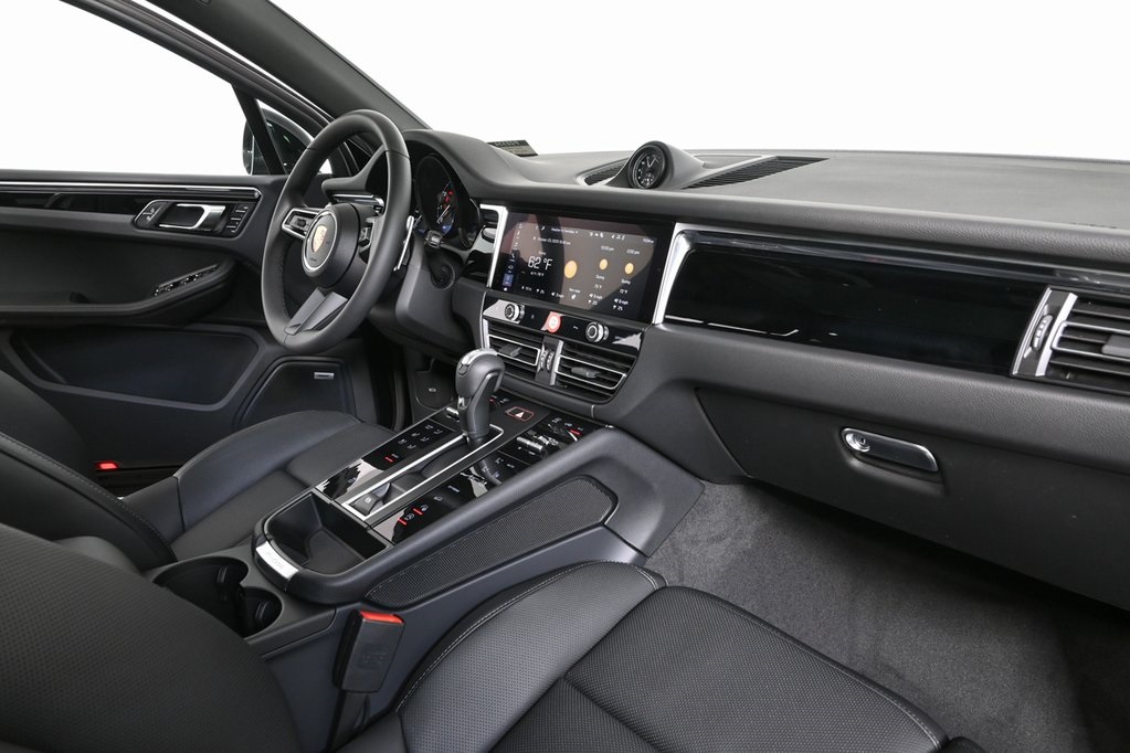 2026 Porsche Macan Base Image 23 of 36