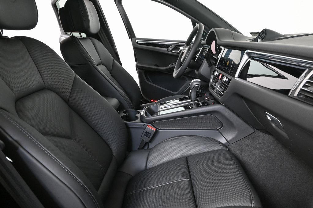 2026 Porsche Macan Base Image 18 of 36