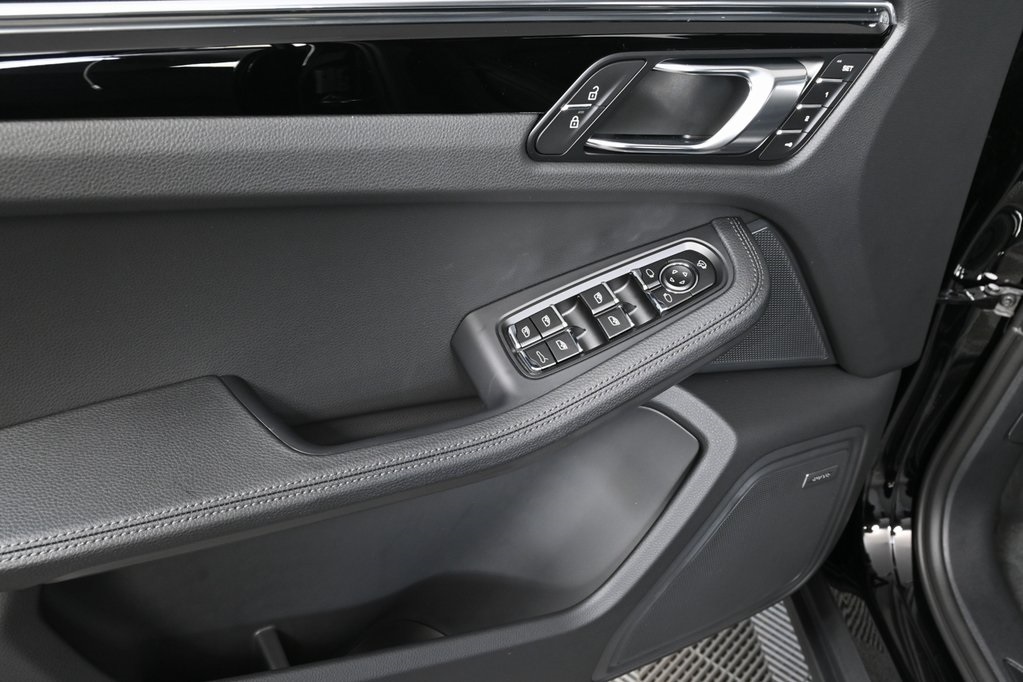 2026 Porsche Macan Base Image 32 of 36