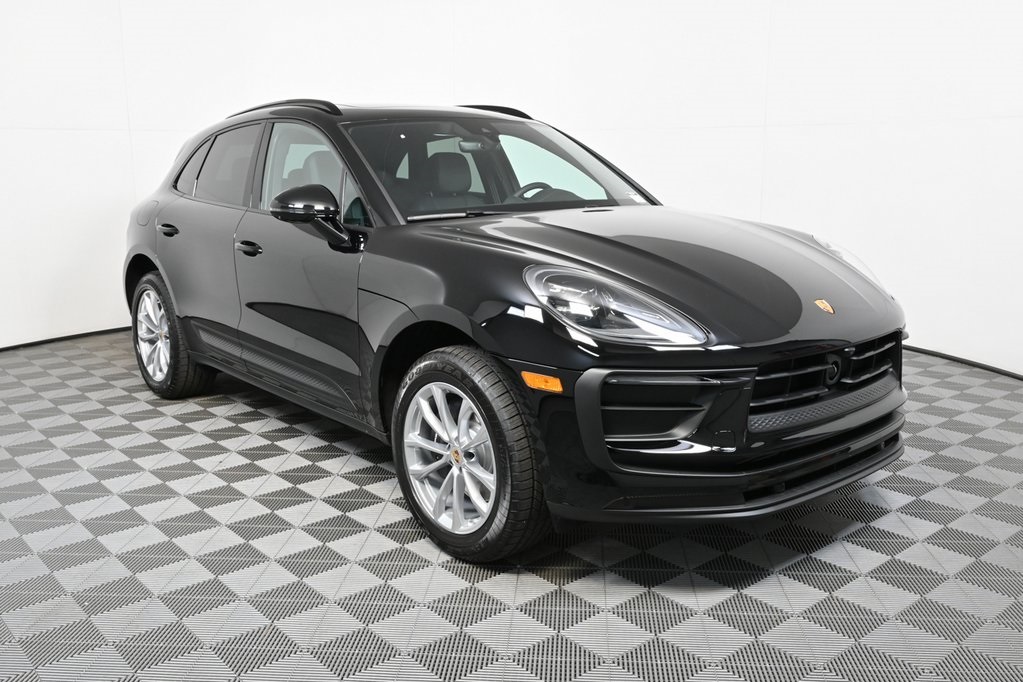 2026 Porsche Macan Base Image 4 of 36