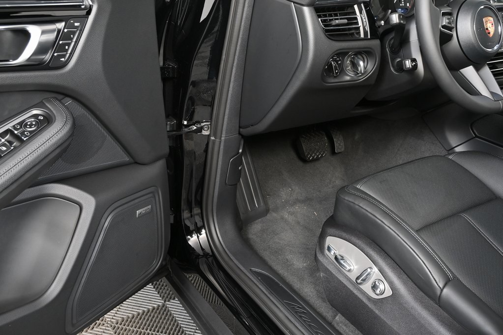 2026 Porsche Macan Base Image 19 of 36