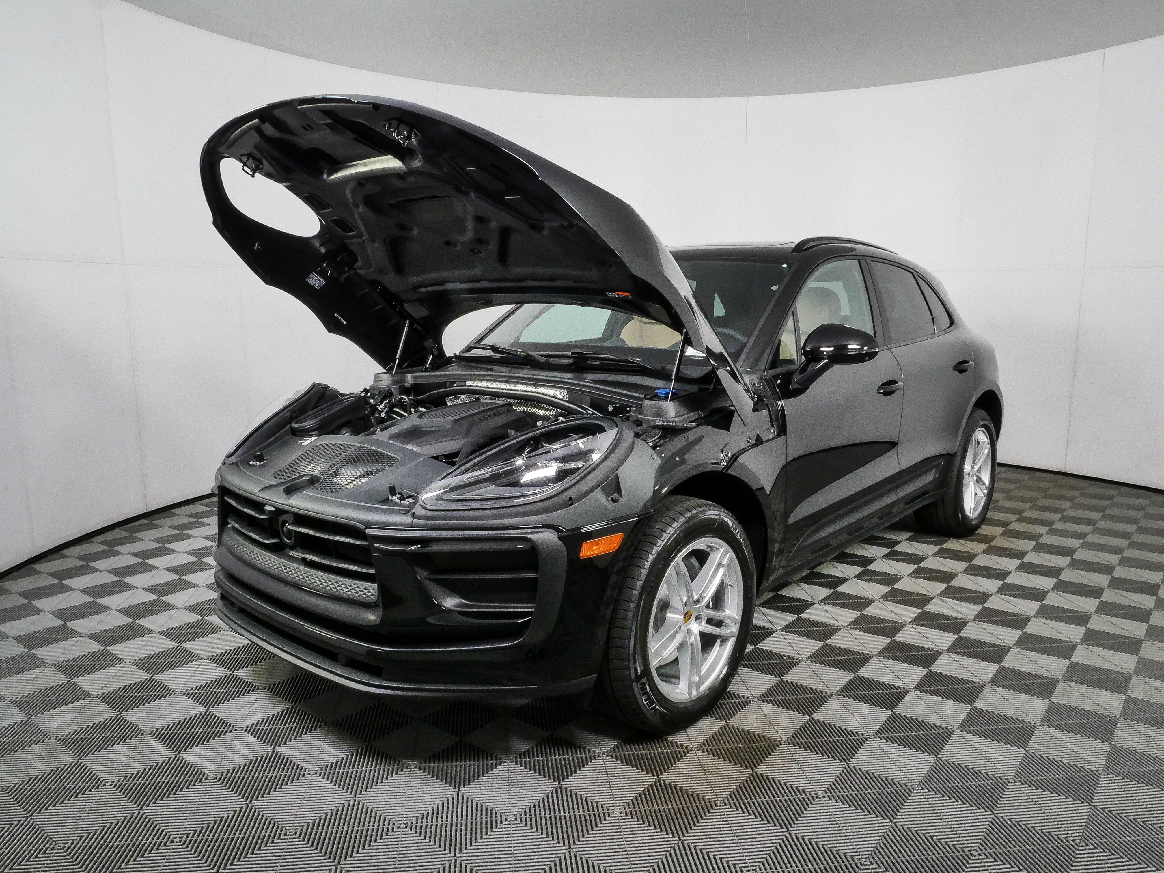 2026 Porsche Macan Image 3 of 40
