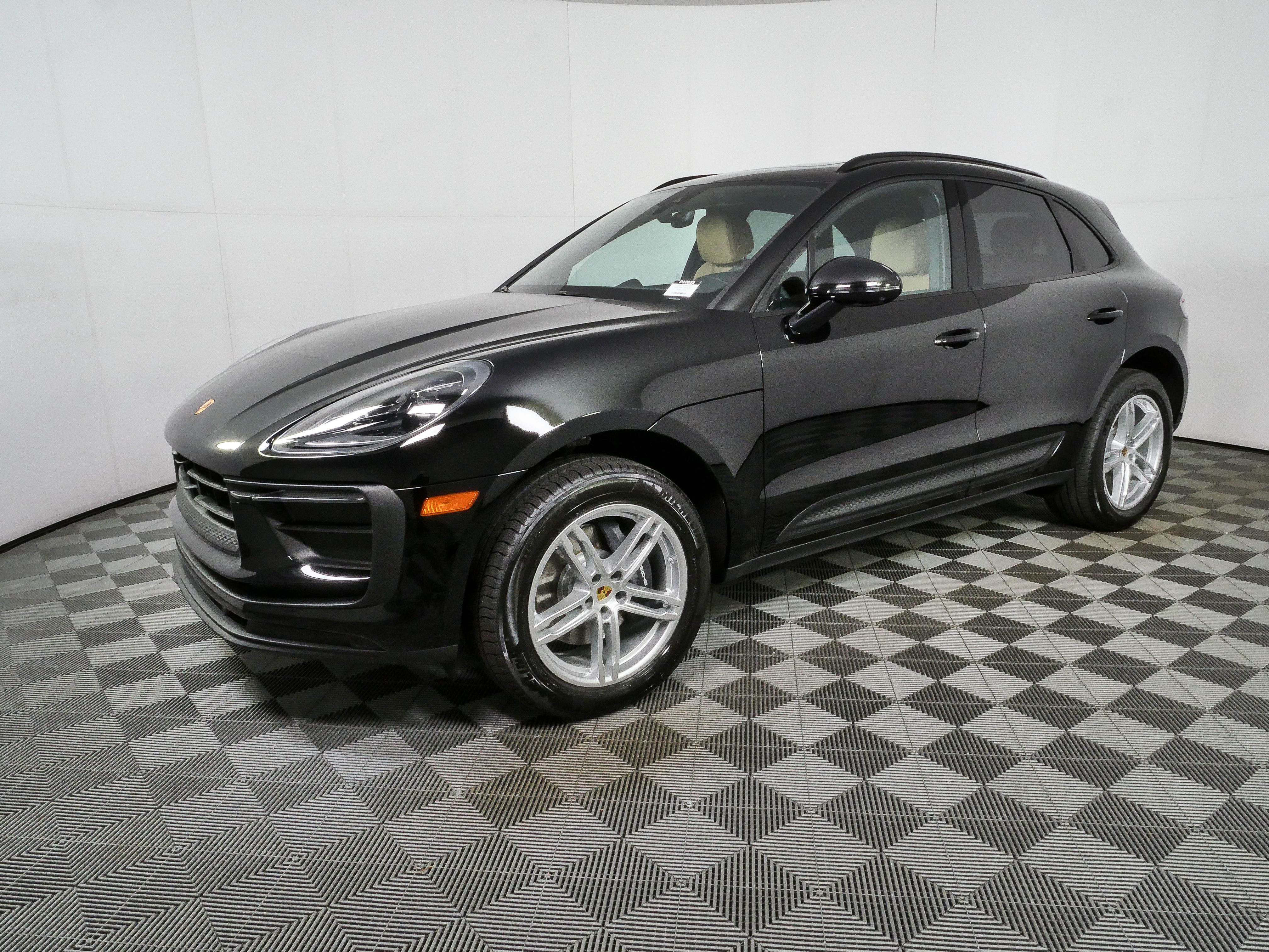 2026 Porsche Macan Image 1 of 40