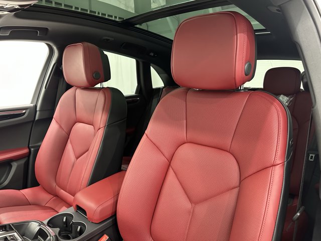 2026 Porsche Macan Base Image 18 of 61