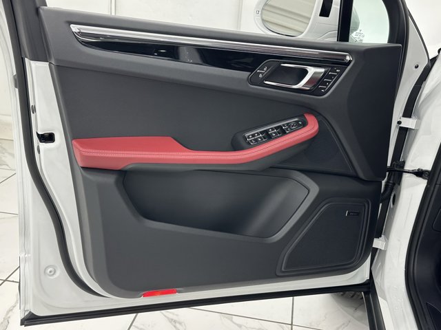 2026 Porsche Macan Base Image 38 of 61