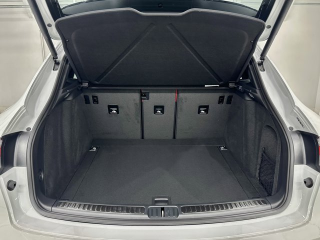 2026 Porsche Macan Base Image 16 of 61