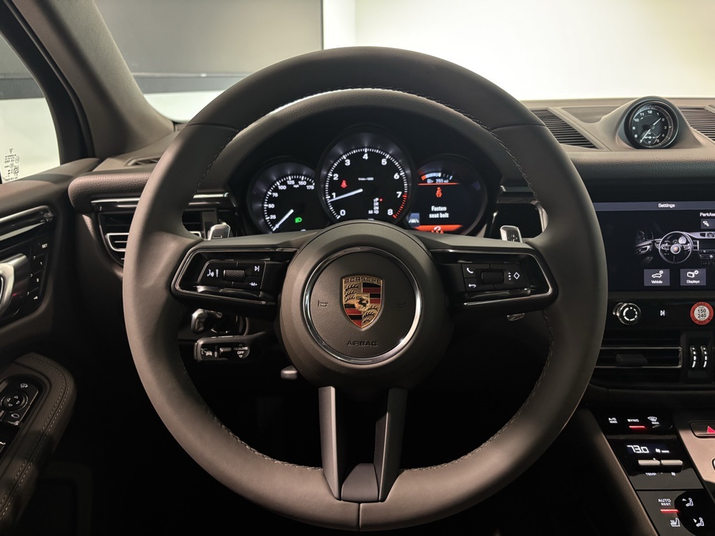 2026 Porsche Macan Base Image 32 of 37
