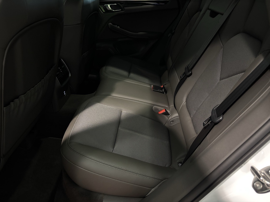 2026 Porsche Macan Base Image 18 of 37