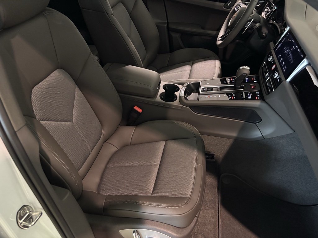 2026 Porsche Macan Base Image 16 of 37