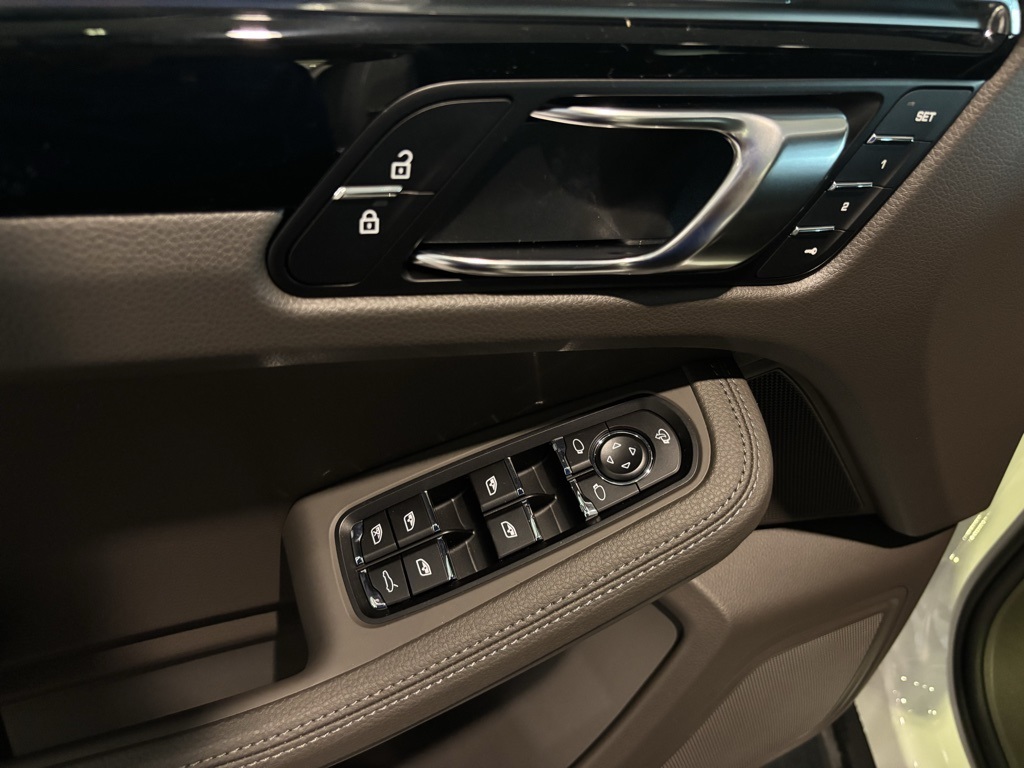 2026 Porsche Macan Base Image 24 of 37