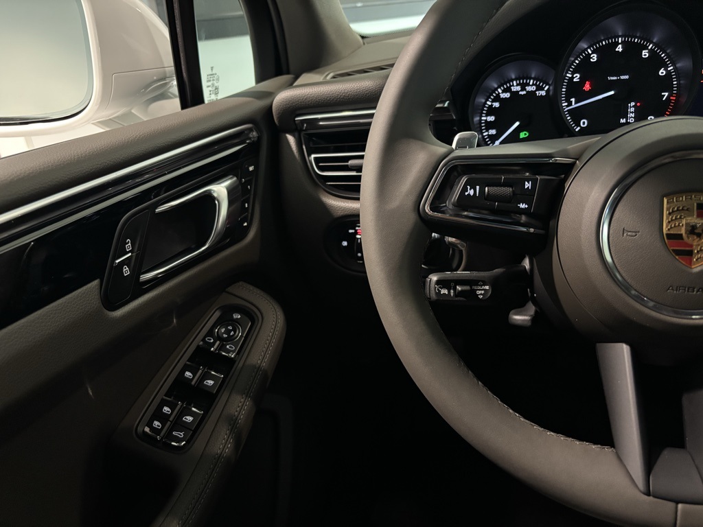 2026 Porsche Macan Base Image 21 of 37