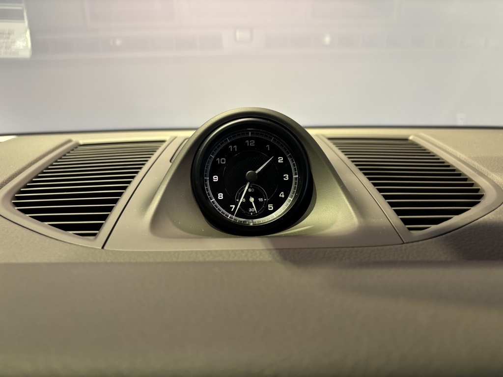 2026 Porsche Macan Base Image 33 of 37