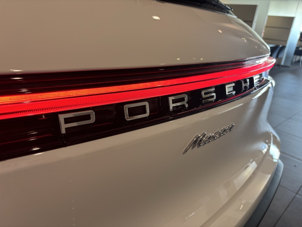 2026 Porsche Macan Base Image 27 of 37