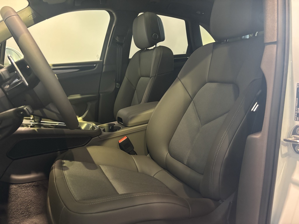 2026 Porsche Macan Base Image 15 of 37