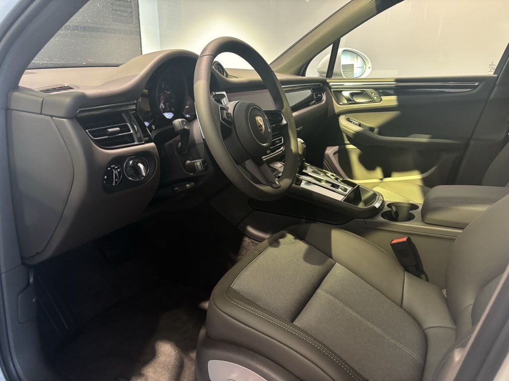 2026 Porsche Macan Base Image 29 of 37