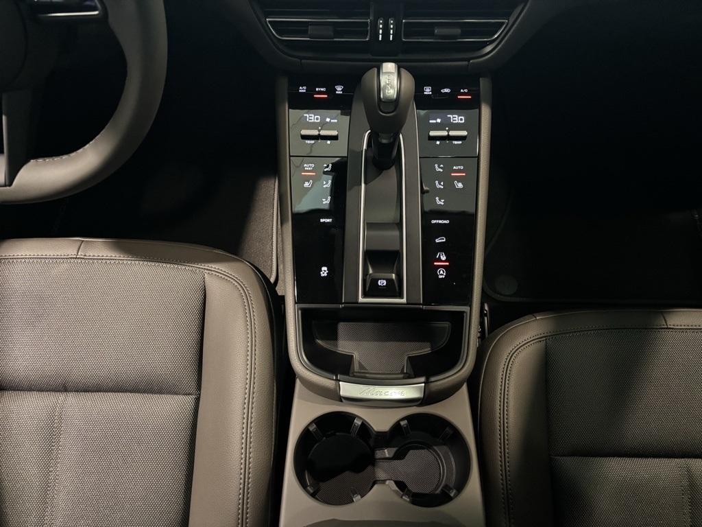 2026 Porsche Macan Base Image 22 of 37