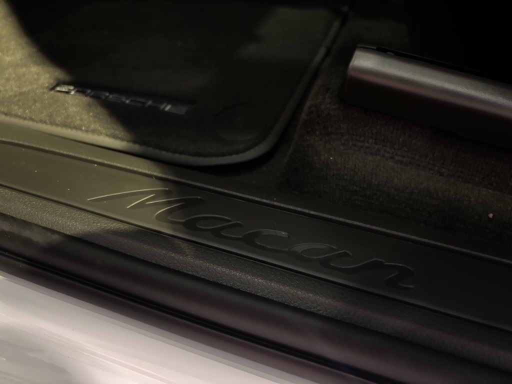 2026 Porsche Macan Base Image 25 of 37