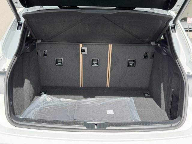 2026 Porsche Macan Base Image 10 of 39