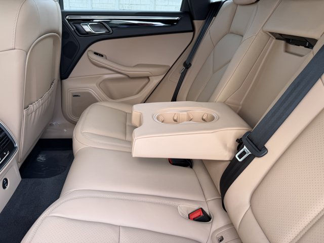 2026 Porsche Macan Base Image 12 of 39