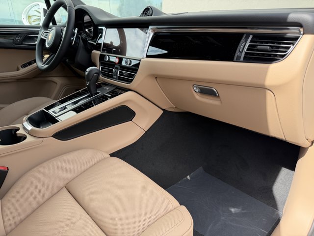 2026 Porsche Macan Base Image 13 of 39