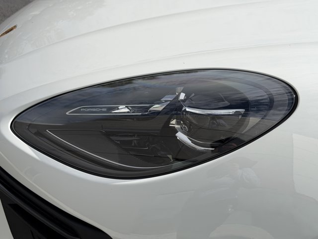 2026 Porsche Macan Base Image 32 of 39