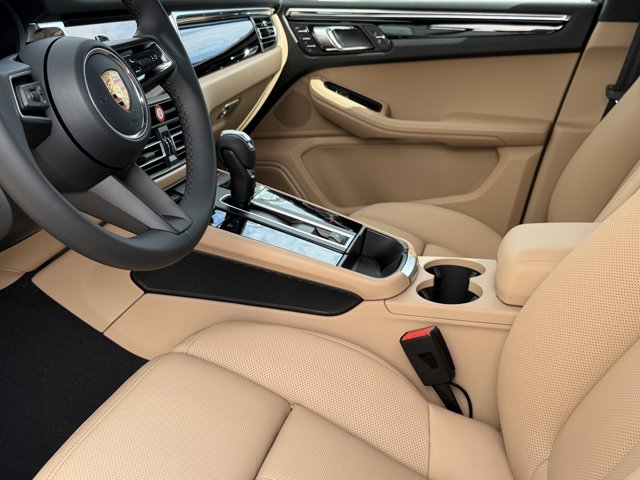 2026 Porsche Macan Base Image 23 of 39