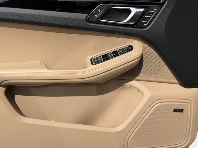 2026 Porsche Macan Base Image 25 of 39