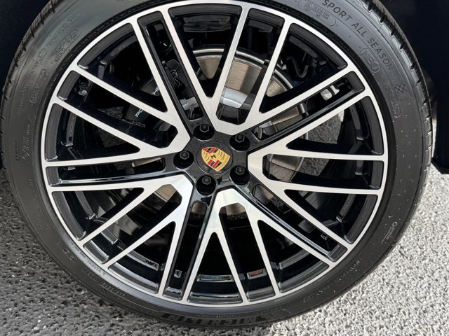 2026 Porsche Macan Base Image 9 of 39