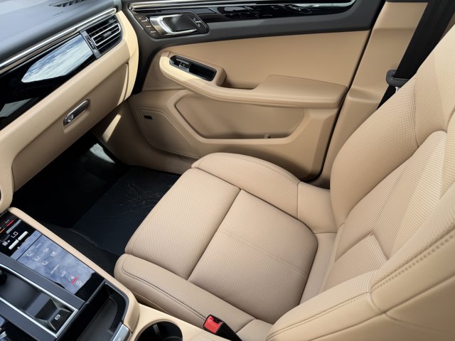 2026 Porsche Macan Base Image 24 of 39