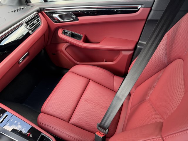 2026 Porsche Macan Base Image 11 of 38