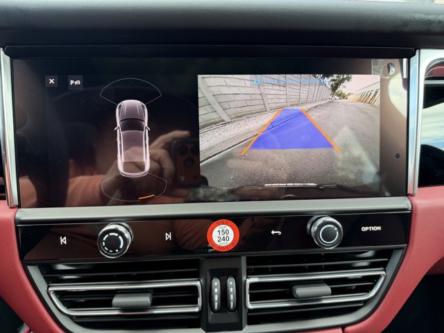 2026 Porsche Macan Base Image 21 of 38