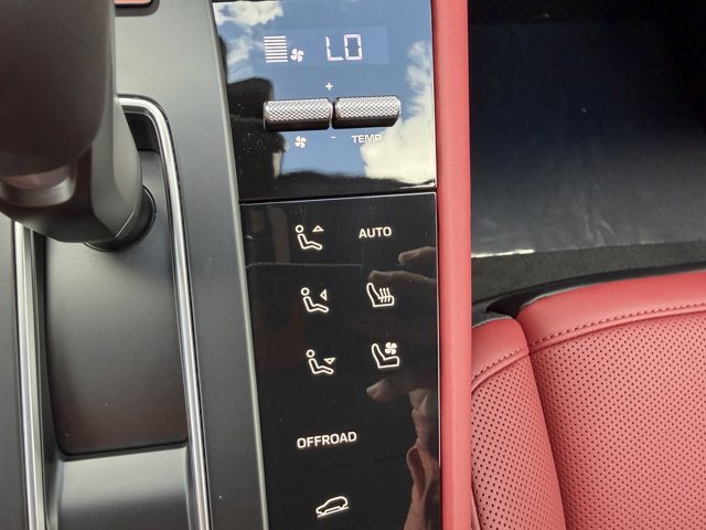 2026 Porsche Macan Base Image 33 of 38