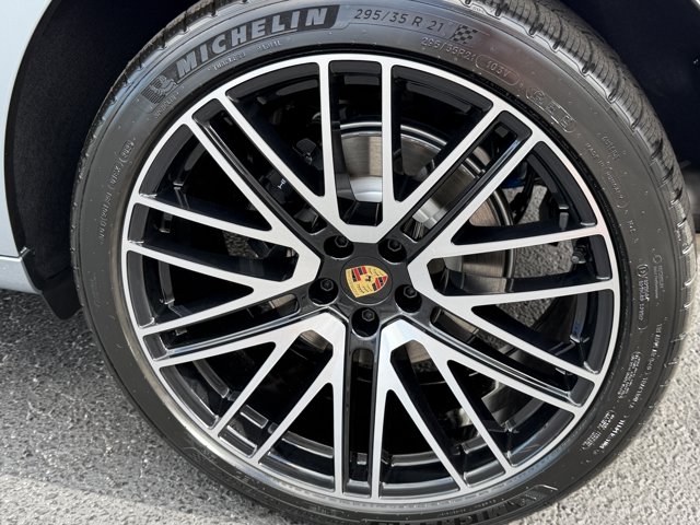 2026 Porsche Macan Base Image 9 of 38