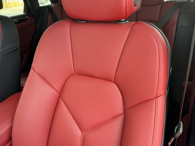 2026 Porsche Macan Base Image 10 of 38