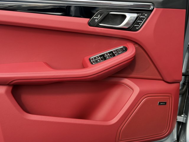 2026 Porsche Macan Base Image 23 of 38