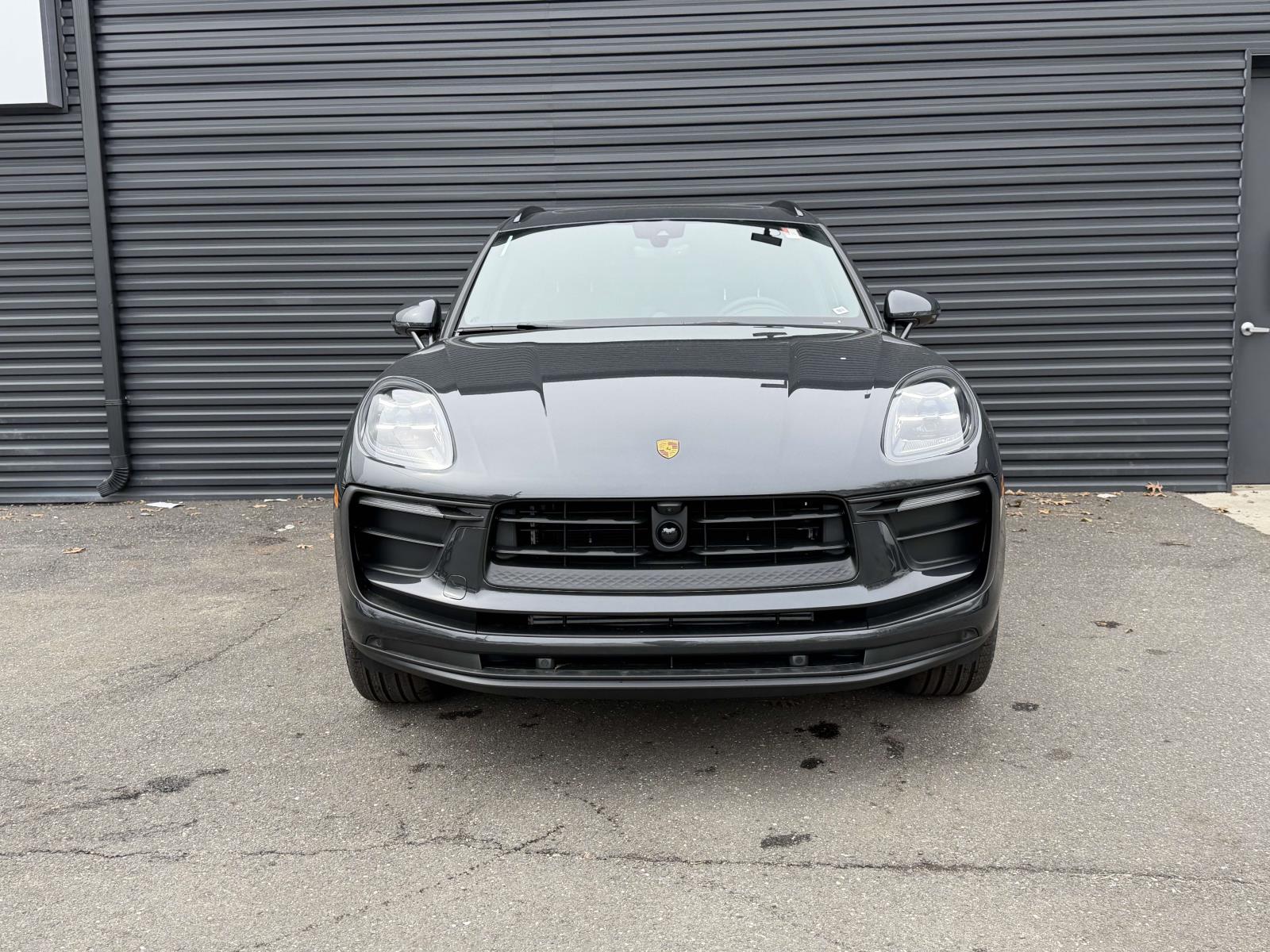 2026 Porsche Macan Base Image 2 of 33