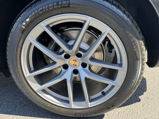 2026 Porsche Macan Base Image 9 of 36