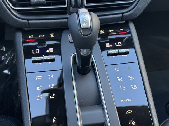 2026 Porsche Macan Base Image 22 of 36