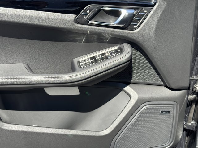 2026 Porsche Macan Base Image 23 of 36