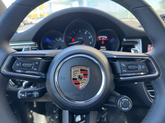 2026 Porsche Macan Base Image 16 of 36