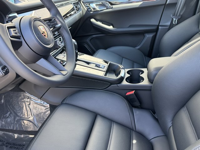 2026 Porsche Macan Base Image 33 of 36