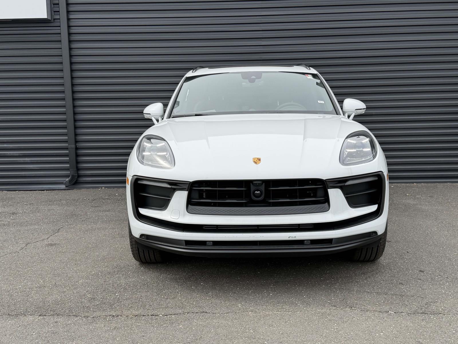 2026 Porsche Macan Base Image 2 of 31