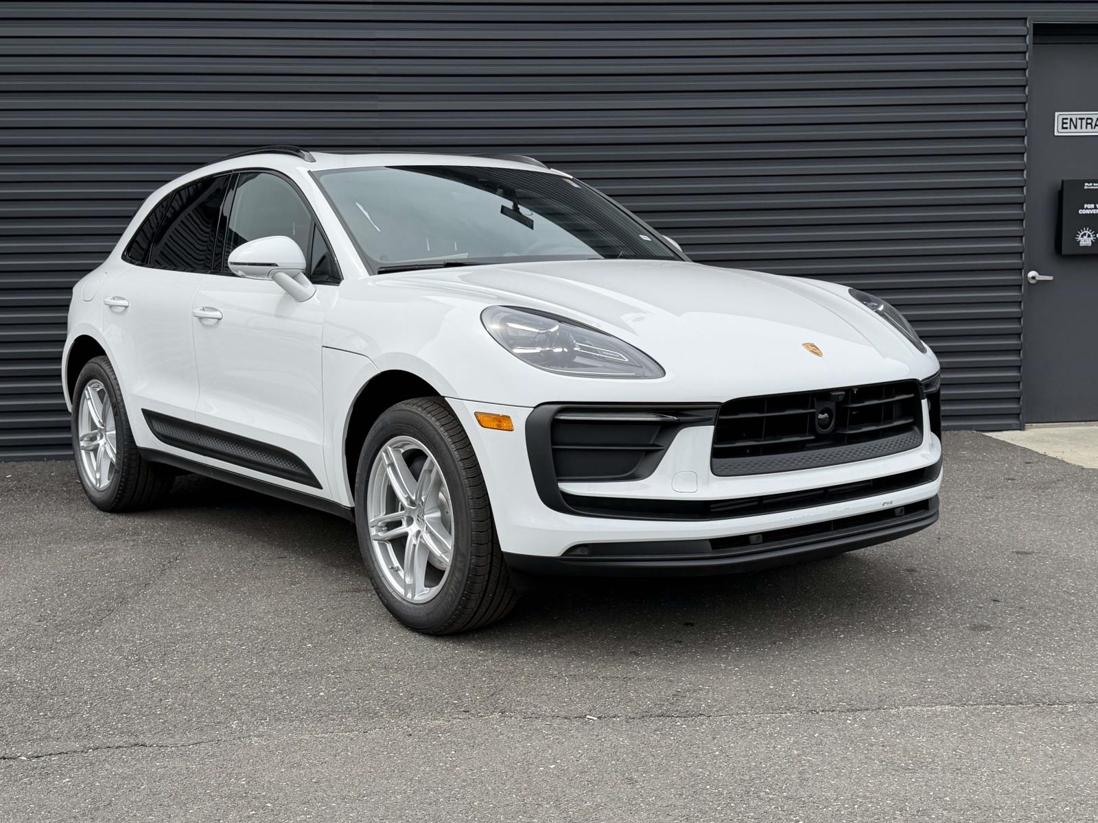 2026 Porsche Macan Base Image 3 of 31