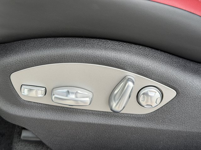 2026 Porsche Macan Base Image 27 of 39