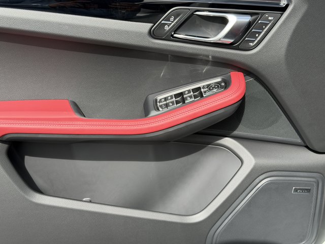 2026 Porsche Macan Base Image 22 of 39