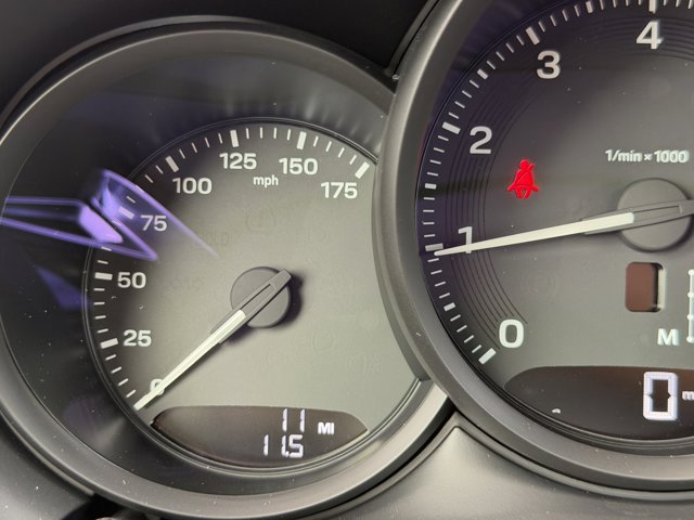 2026 Porsche Macan Base Image 17 of 39