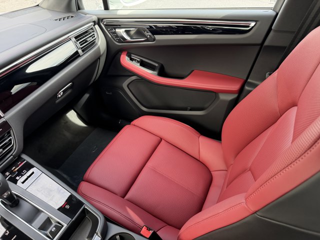 2026 Porsche Macan Base Image 10 of 39