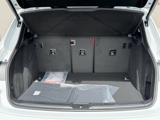 2026 Porsche Macan Base Image 9 of 39